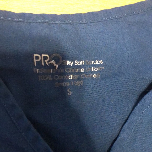 Bundle of two scrub tops - Picture 3 of 7